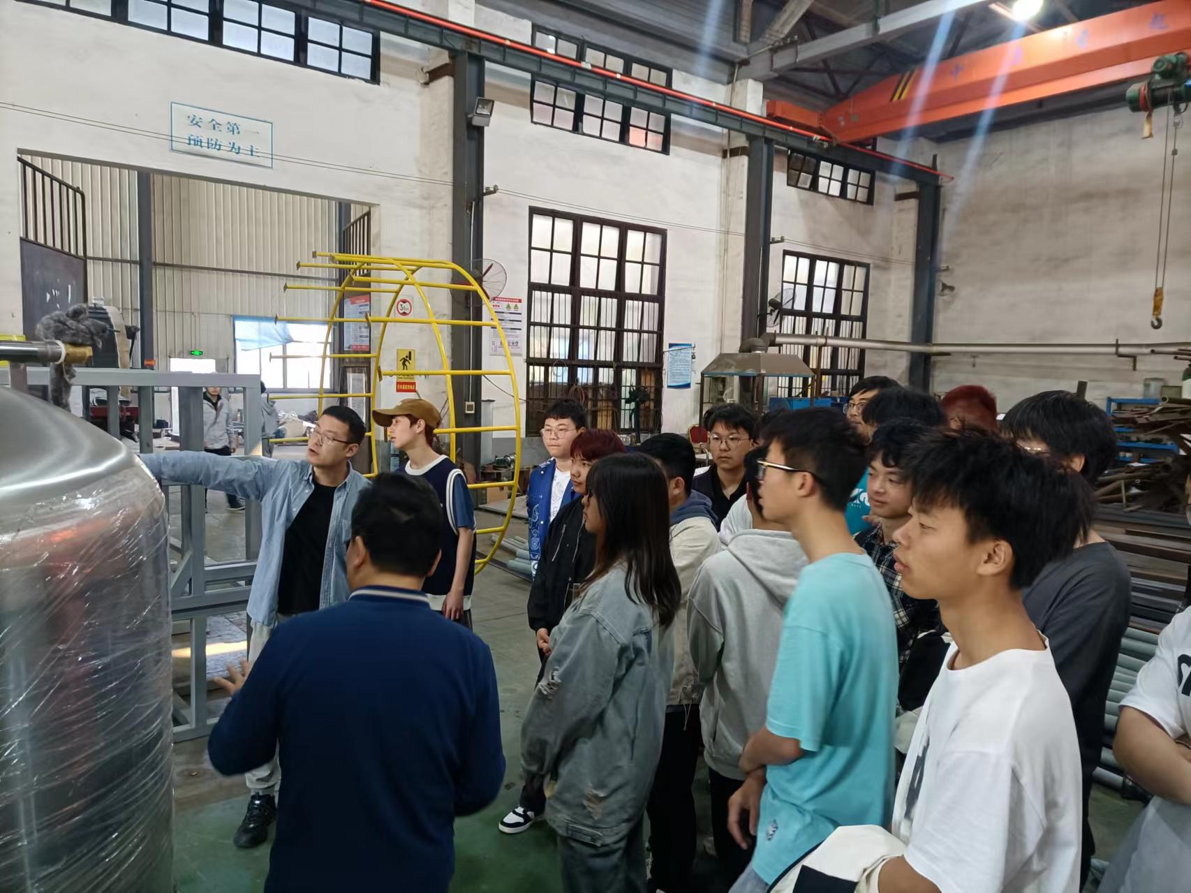 湖南工程学院近200名学生来球友会-千亿球友会认知实习